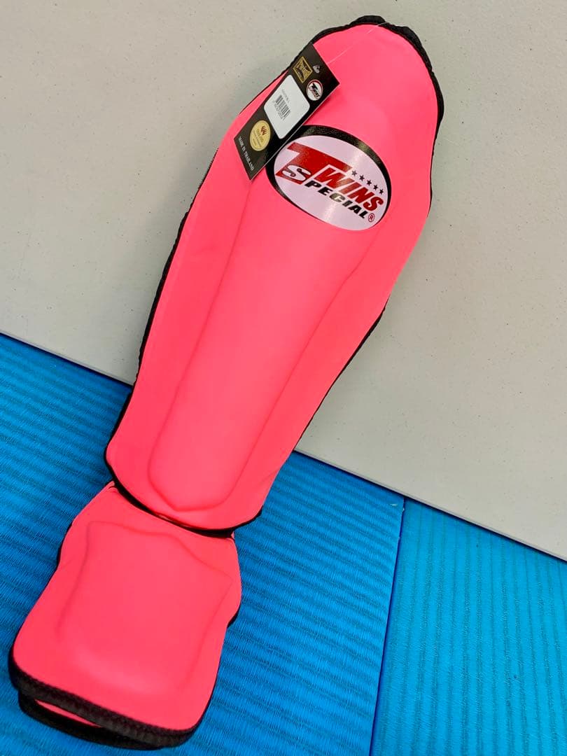 女性に人気 蛍光ピンク M 軽量 レガース ツインズ twins 脛当て