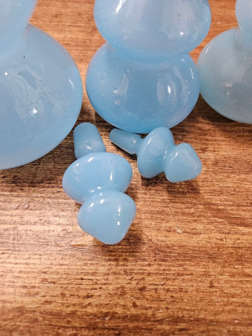 フランスアンティーク オパリンガラスの香水瓶 3本セット ボトル 蓋付き