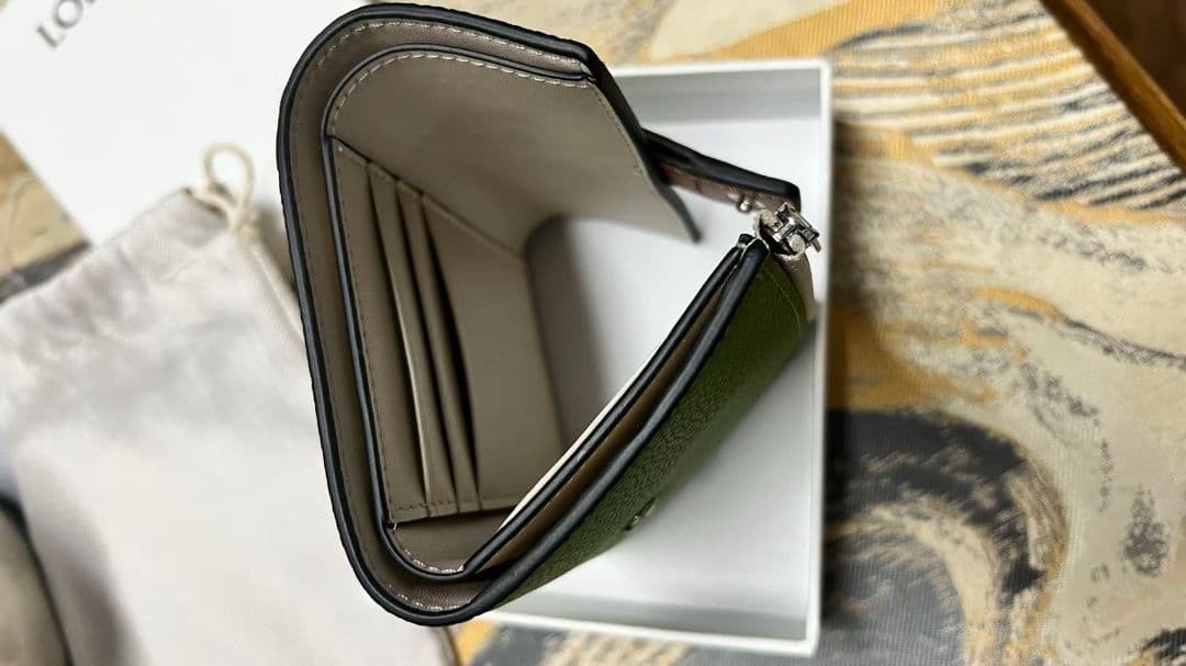 LOEWE レザー財布（グリーン）