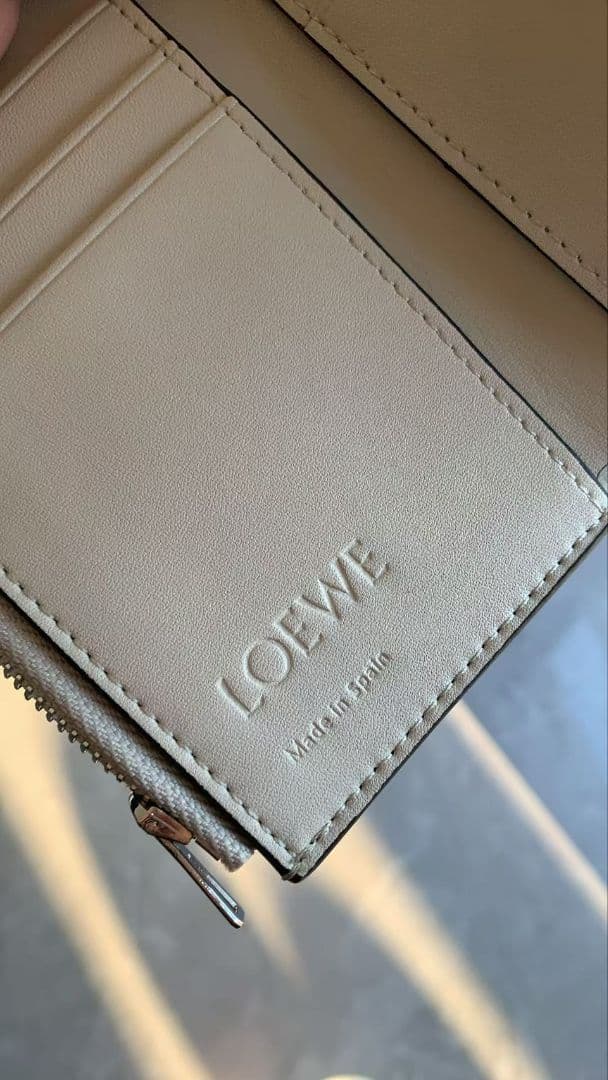 LOEWE レザー財布（グリーン）