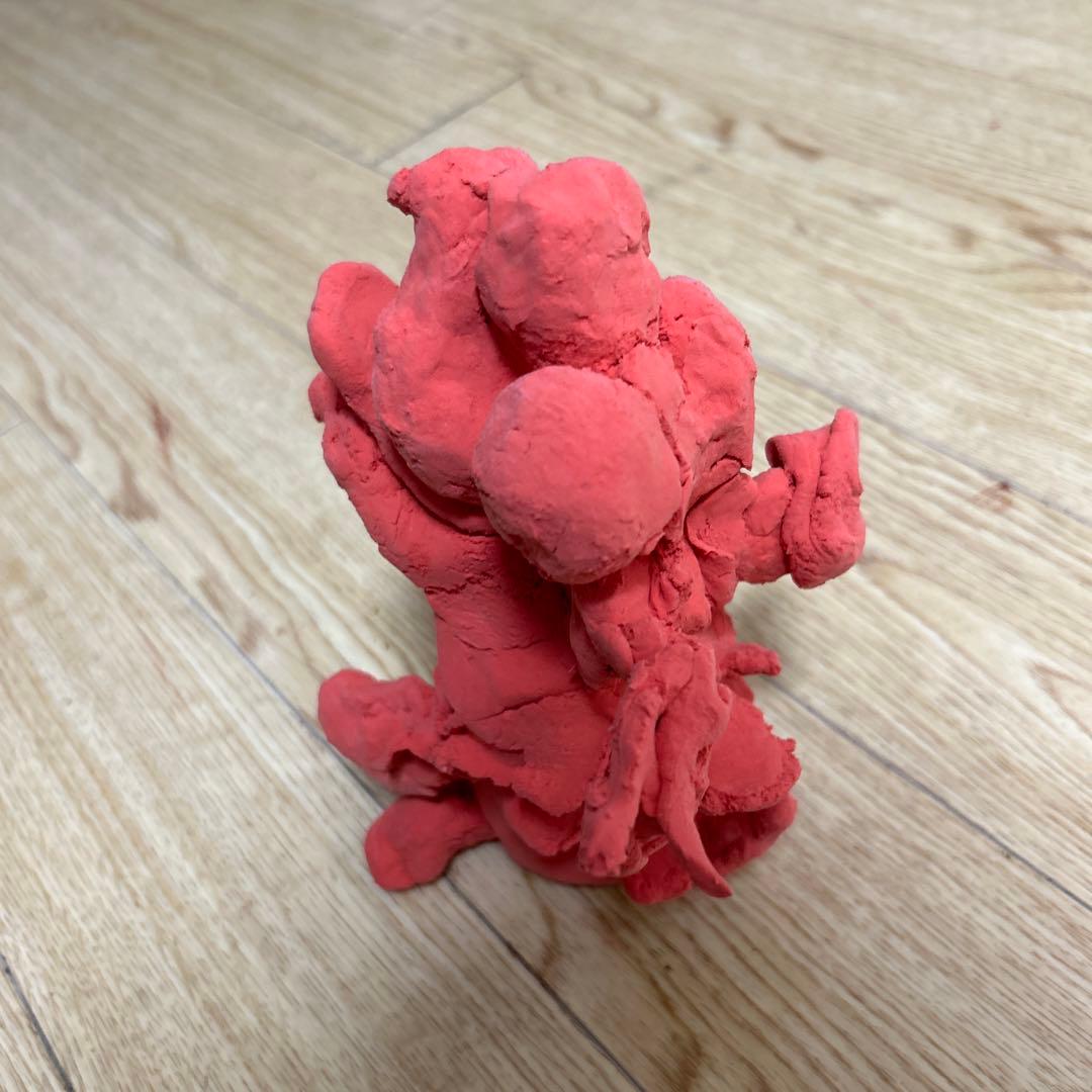 赤い粘土フィギュア