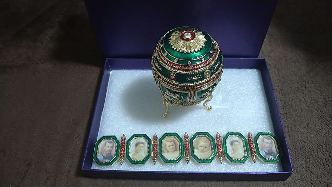 装飾的な緑色の卵型ボックスと石セット