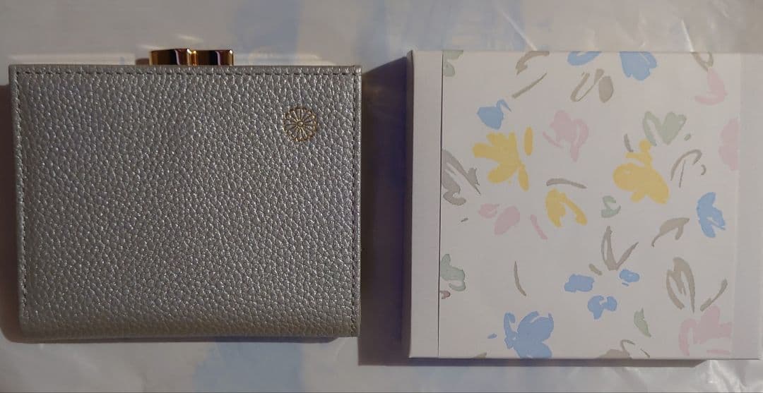 り*。様 新品未使用 皇居 限定 本革 財布【シルバー】がま口 二つ折り 箱入り