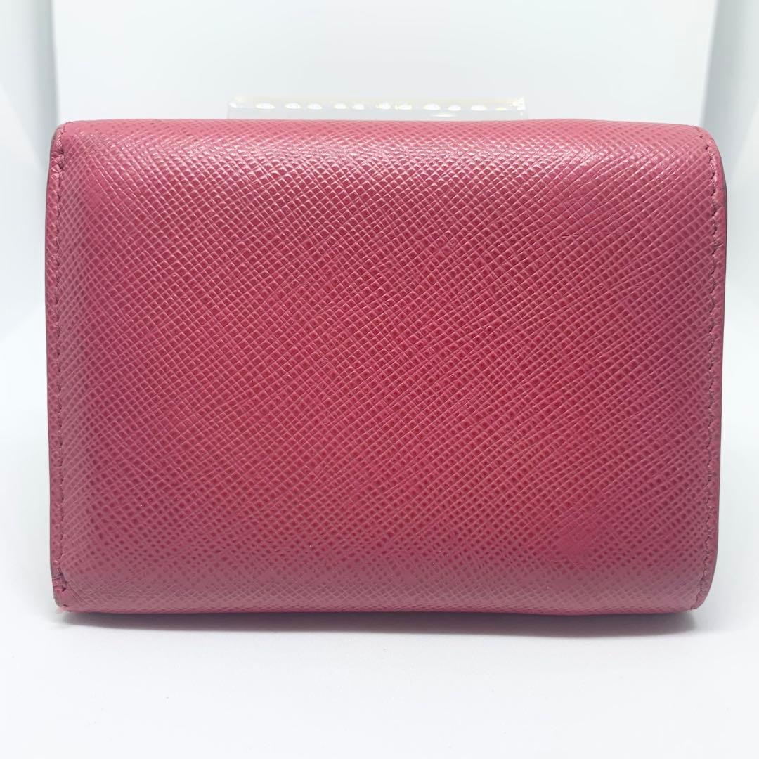 人気色✨PRADA 濃ピンク サフィアーノ ミニウォレット レター型 金ロゴ
