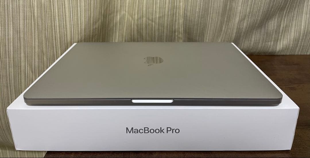 美品 MacBook Pro 2020 13インチ TouchBar 付き