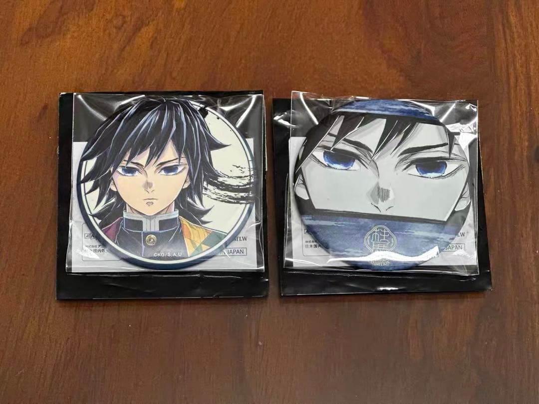 鬼滅の刃　柱展　ランダムマット缶バッジ　冨岡義勇　2点　セット