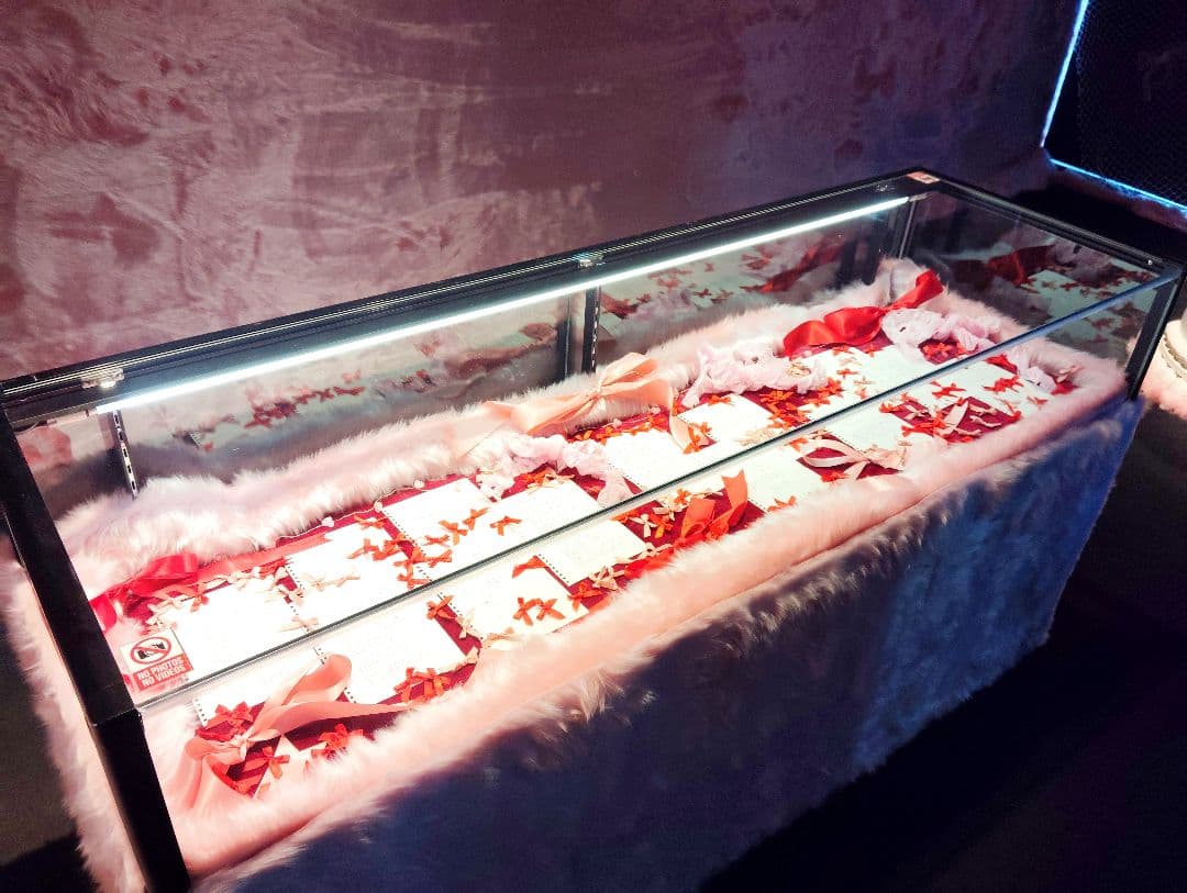 モダン展示ケース ガラス・ピンクファー160cmワイド2台まとめて照明付き