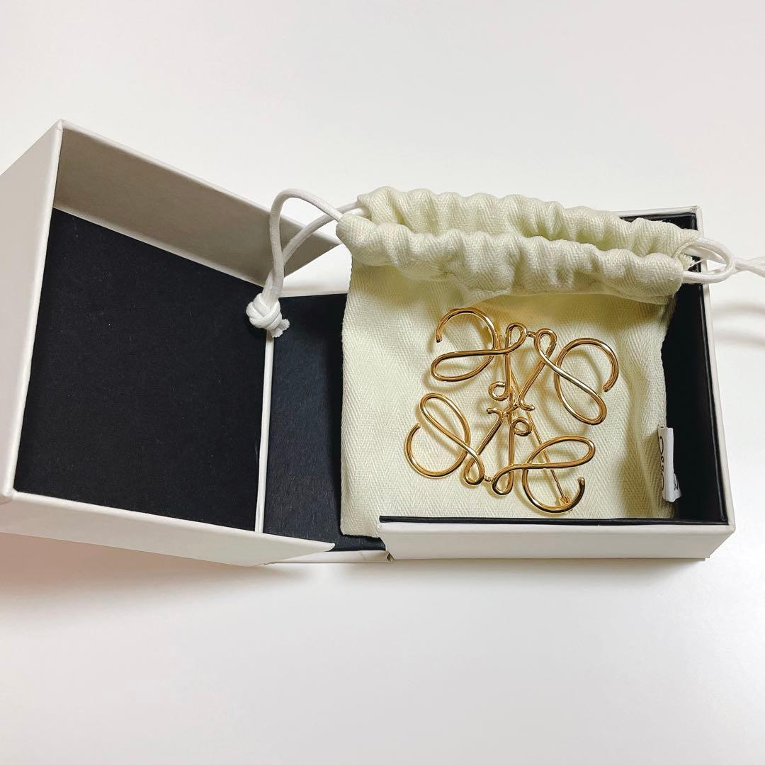 【美品】LOEWE アナグラム ブローチ ゴールド