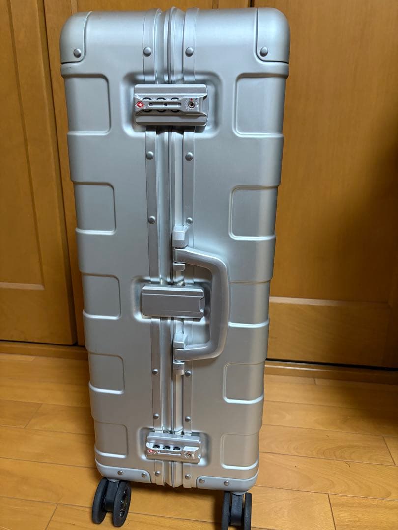 無印良品アルミスーツケース　鍵壊れてます