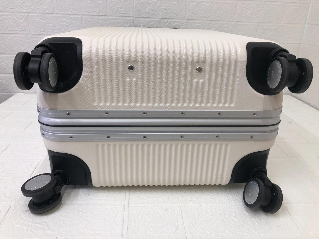 スイスミリタリー プレミアム Cタイプ 64L SM-C624 ホワイト