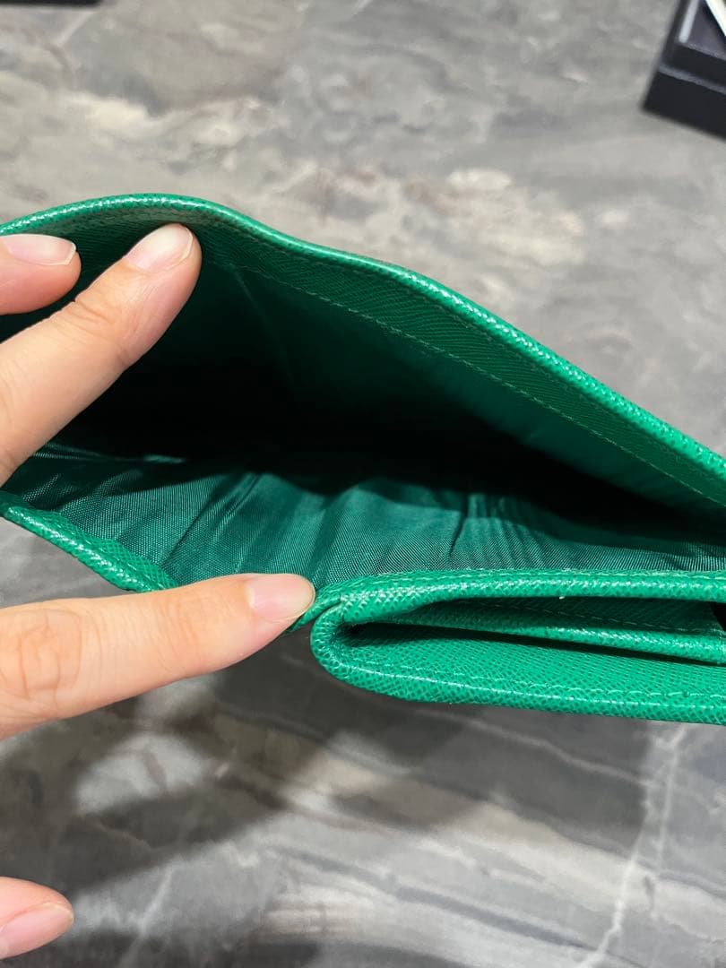 PRADA グリーン 二つ折り財布　サフィアーノ