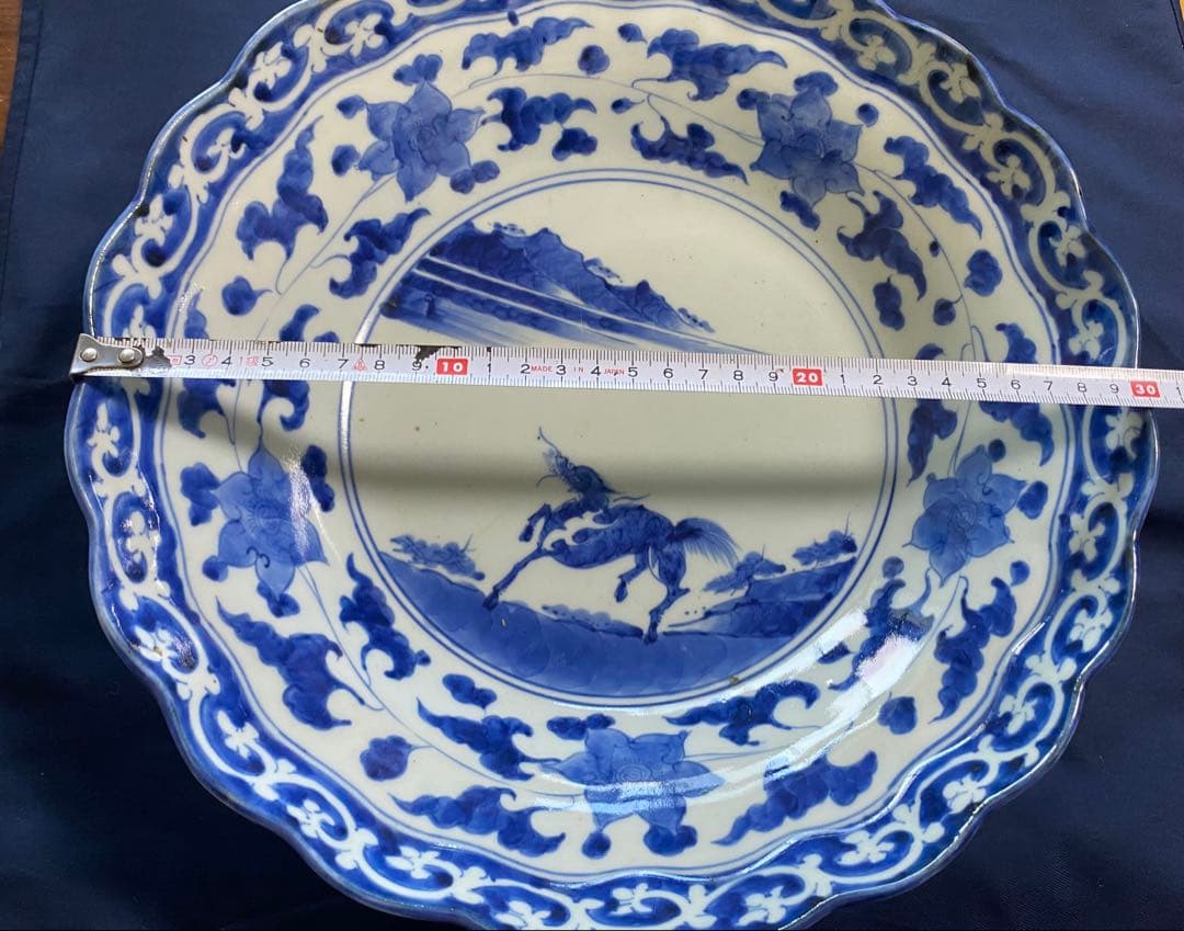 麒麟と唐草柄の波型深皿