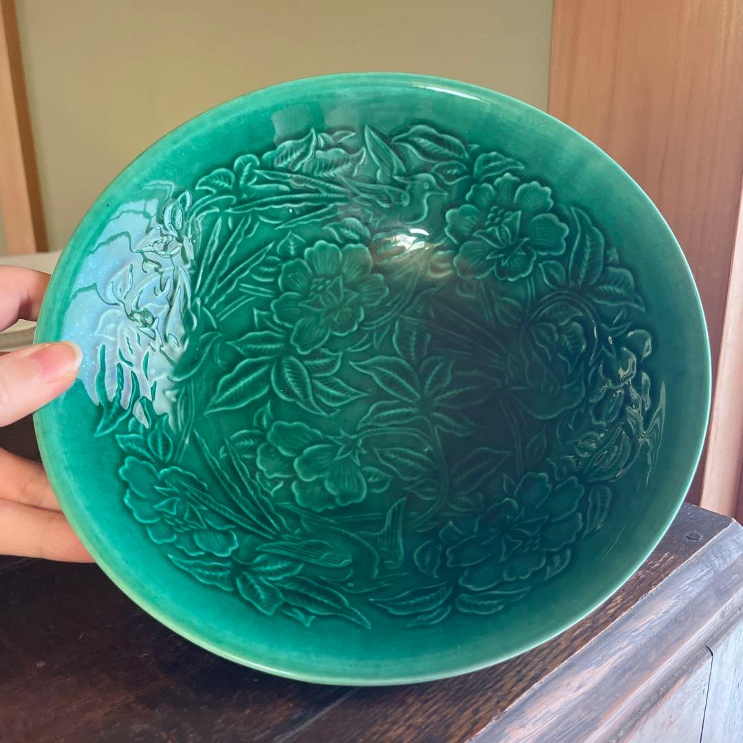 緑色の花柄浮彫り陶器ボウル