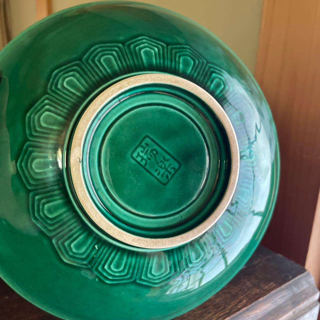 緑色の花柄浮彫り陶器ボウル