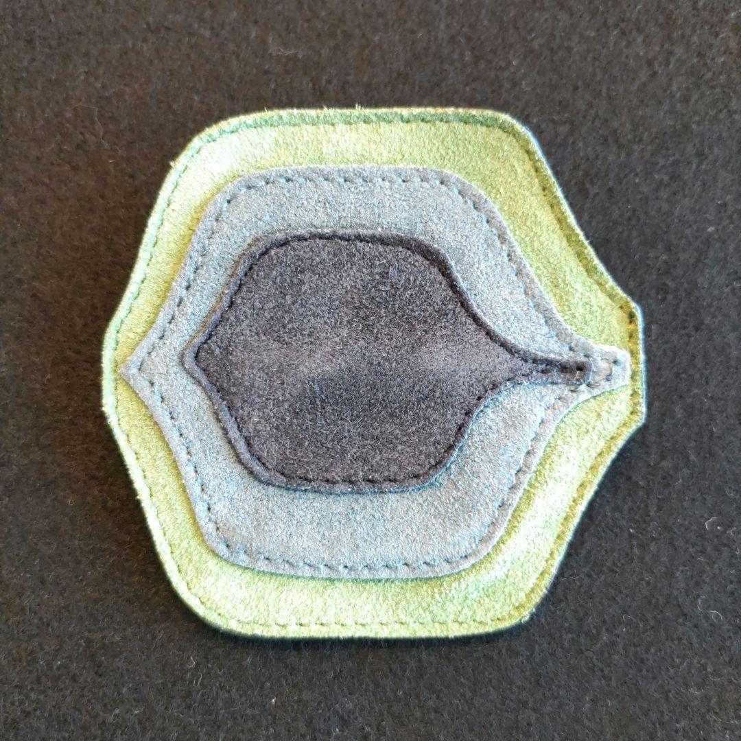 MIUMIU◇8cm レザーブローチ　ミュウミュウ　２つセット　大きめ