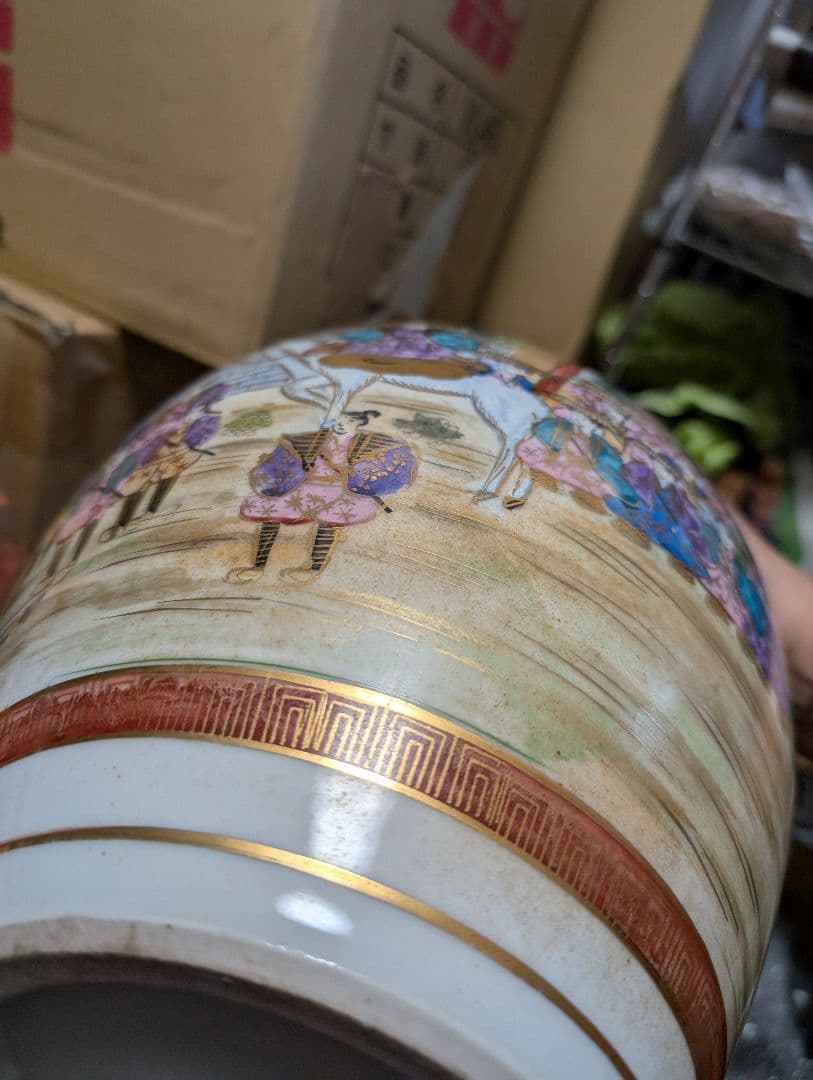 色彩豊かな陶器の花瓶、金彩九谷焼松星