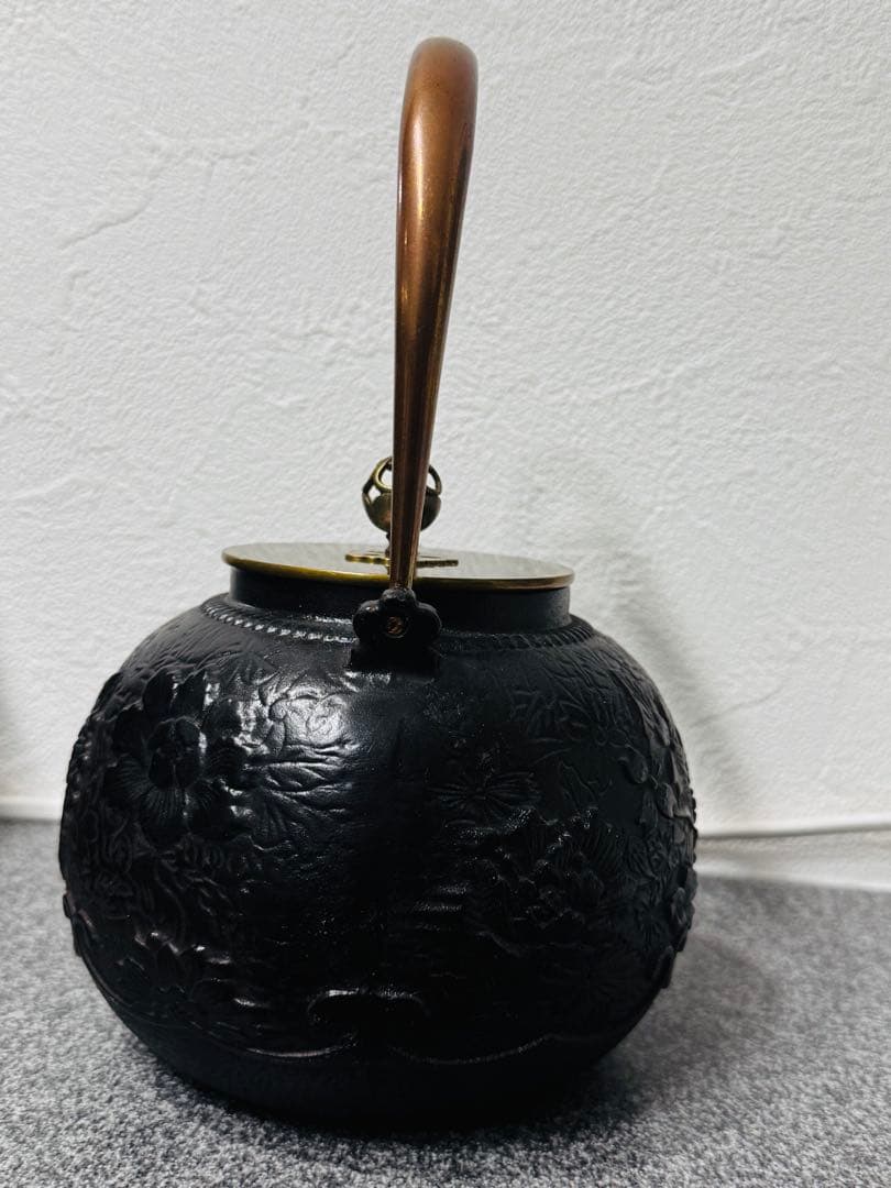 【新品未使用】南部鉄器 砂鉄製 鉄瓶 花柄浮き彫り鉄壺 コーティングなし