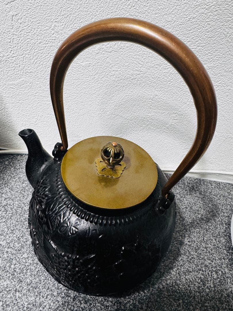 【新品未使用】南部鉄器 砂鉄製 鉄瓶 花柄浮き彫り鉄壺 コーティングなし