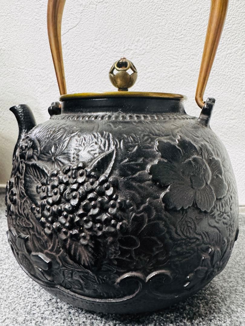 【新品未使用】南部鉄器 砂鉄製 鉄瓶 花柄浮き彫り鉄壺 コーティングなし