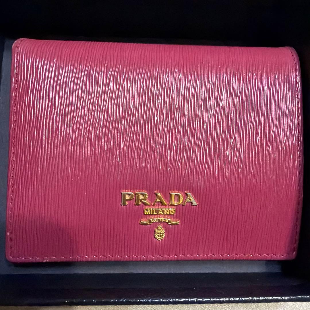 PRADA 二つ折り財布　ピンク(限定カラーIBISCO)