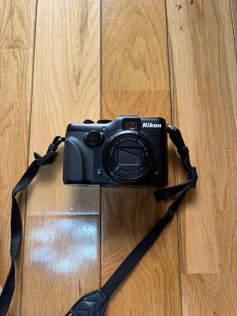 Nikon COOLPIX P7100 コンパクトデジタルカメラ　充電器付き