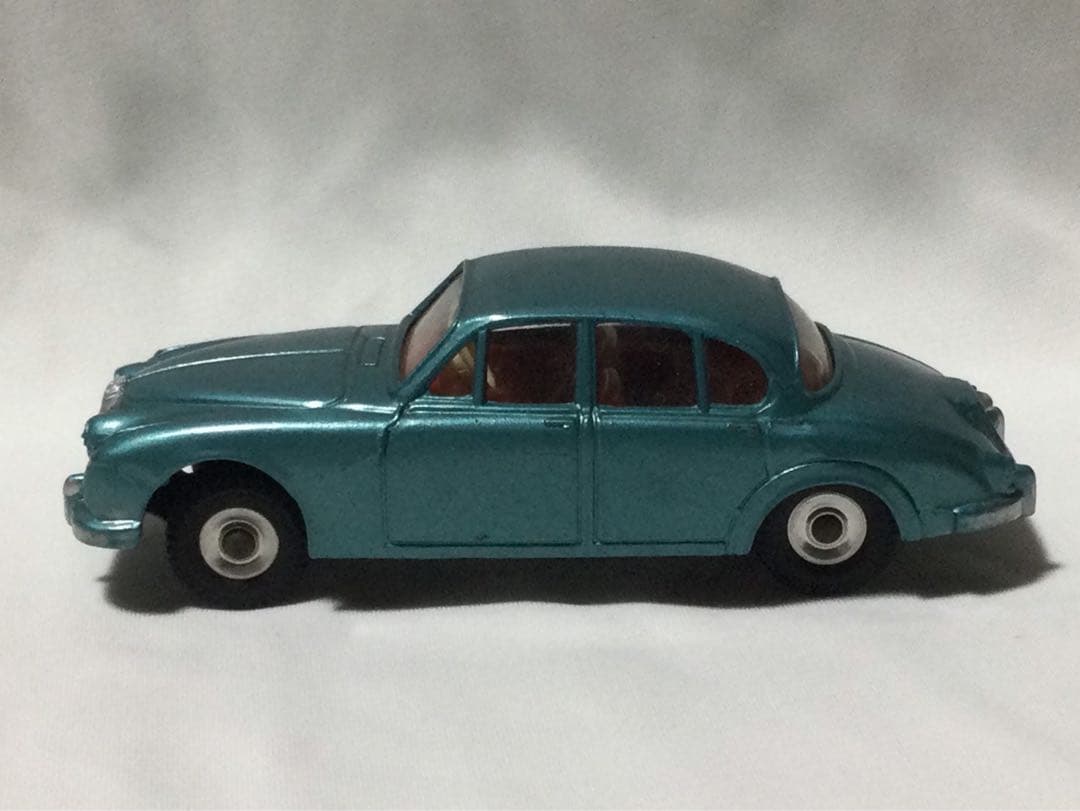 DINKY TOYS DAIMLER 2.5 LITRE ミニカー 昭和41年
