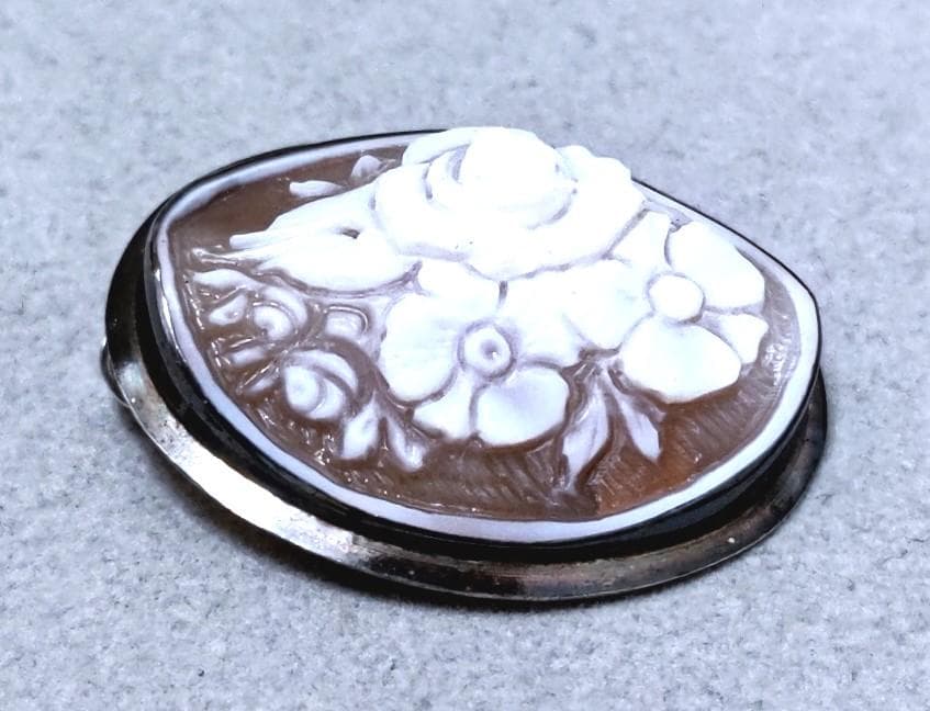 サルバトーレフェラガモ　シェルカメオSV925ブローチ／トップ箱付き　39360