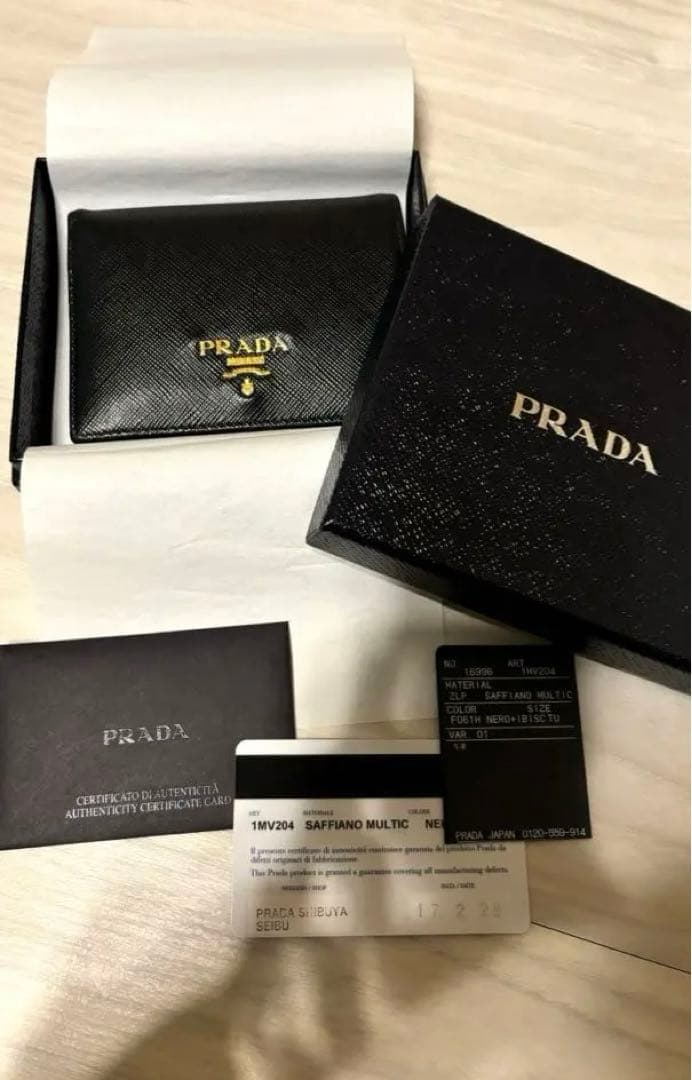 PRADA プラダ 二つ折り財布 黒 ブラックピンク　サファイアーノ 箱付き