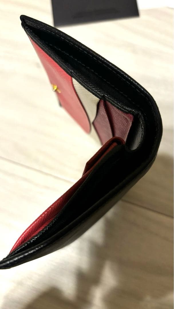 PRADA プラダ 二つ折り財布 黒 ブラックピンク　サファイアーノ 箱付き