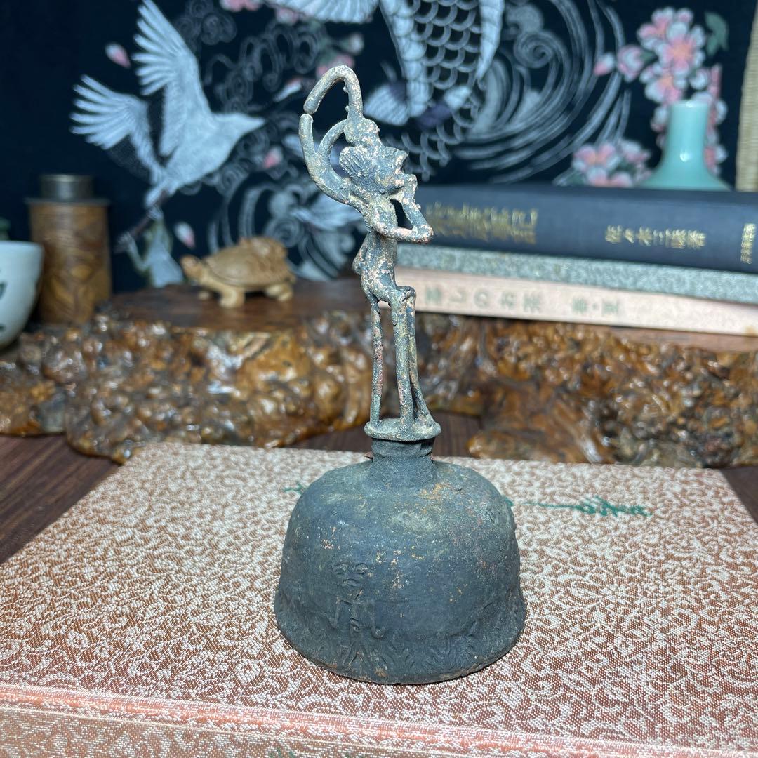 金属製 人形形状の鐘 ちいさな音が鳴るハンドベル 古道具 骨董