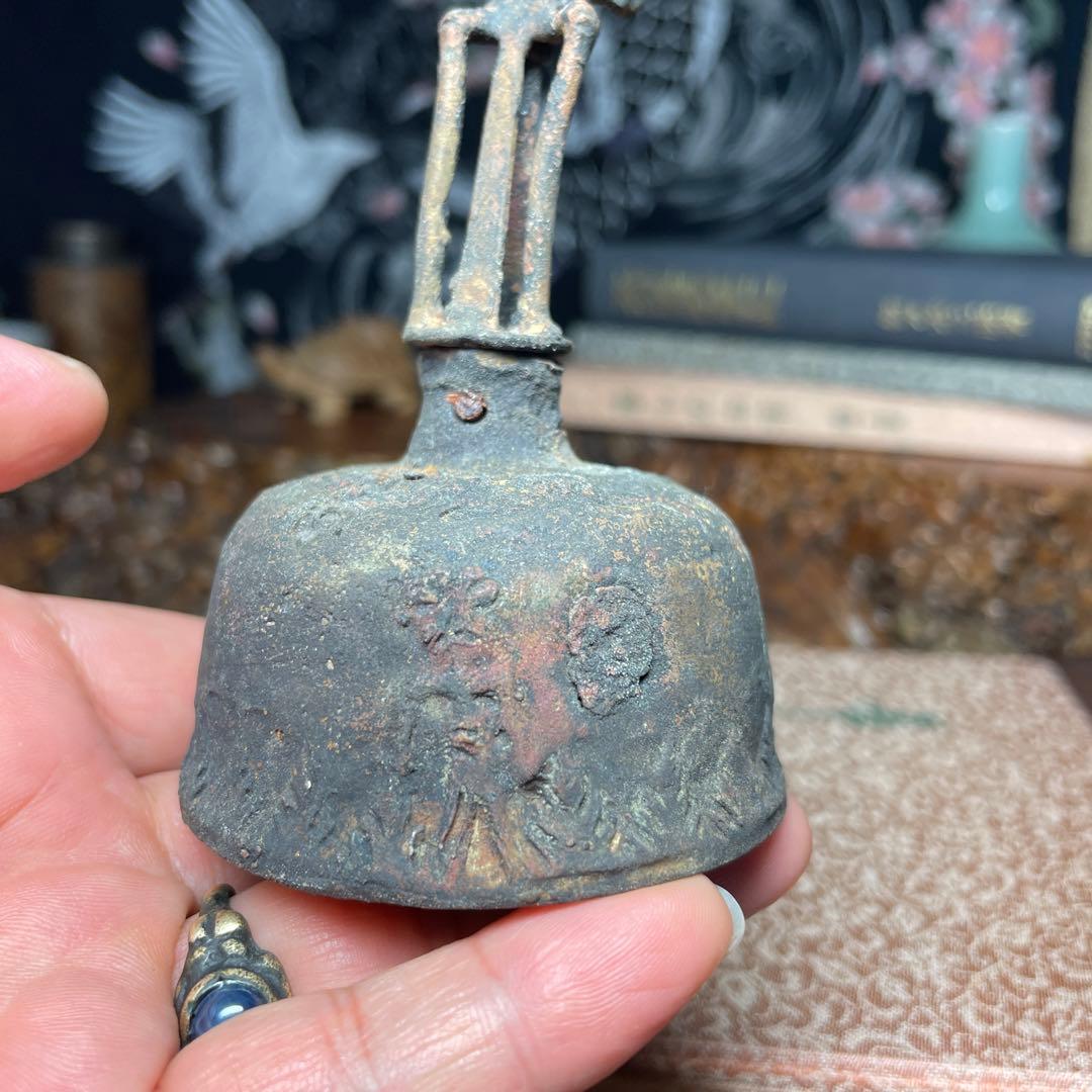 金属製 人形形状の鐘 ちいさな音が鳴るハンドベル 古道具 骨董