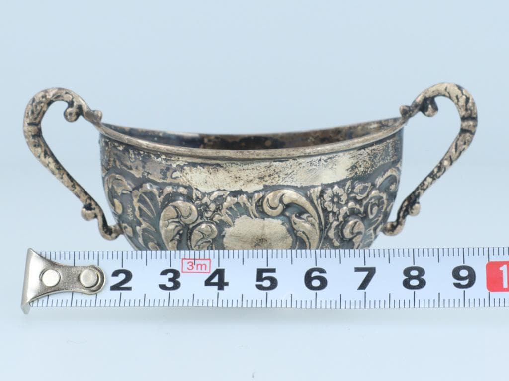 わ*ん様 英国調アンティークカップ 両持ち手付き 彫刻装飾 ヴィンテージ風 置物