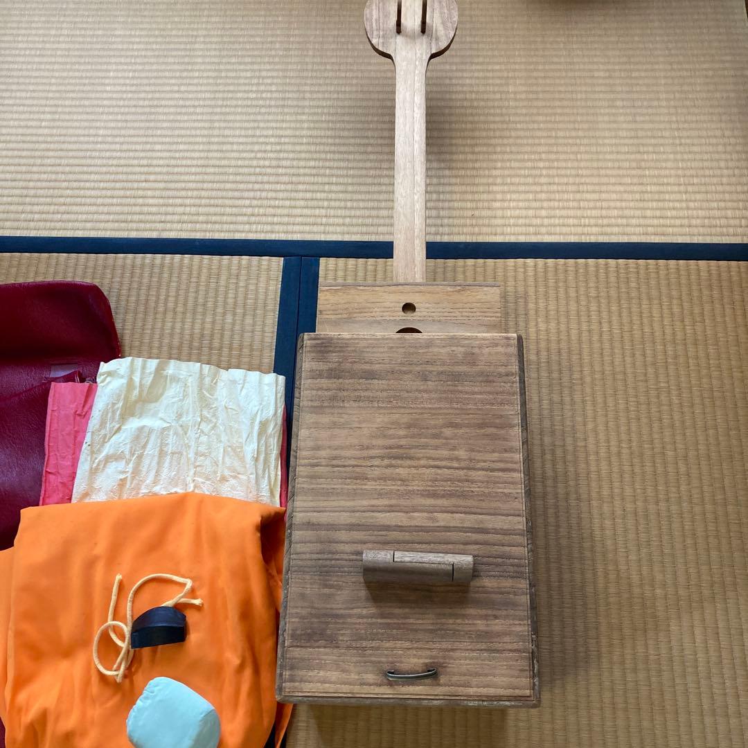 三味線1棹と収納用長袋、三味線の￼ソフトケース及び三味線2丁立箱1箱の4点セット