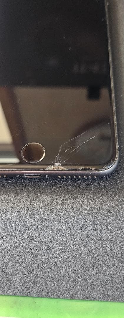 iPhone8plus 64GB 画面にひび割れ simフリー