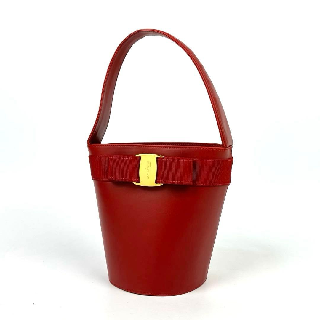 【美品】フェラガモ　ハンドバッグ　ヴァラリボン　ゴールド金具　バケツ　レザー　赤