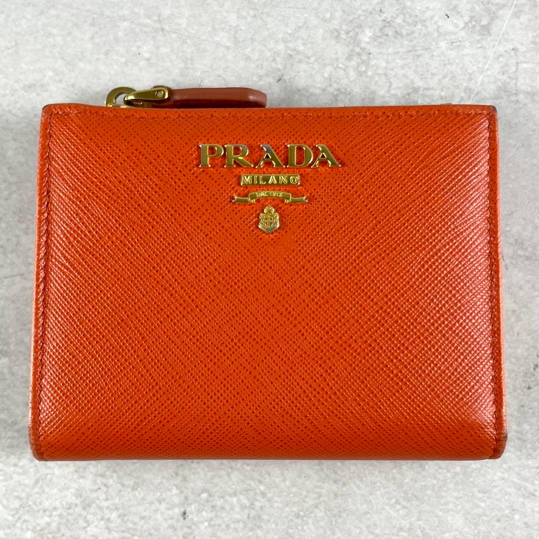 入手困難✨ プラダ 折財布 サフィアーノレザー ロゴプレート オレンジ系