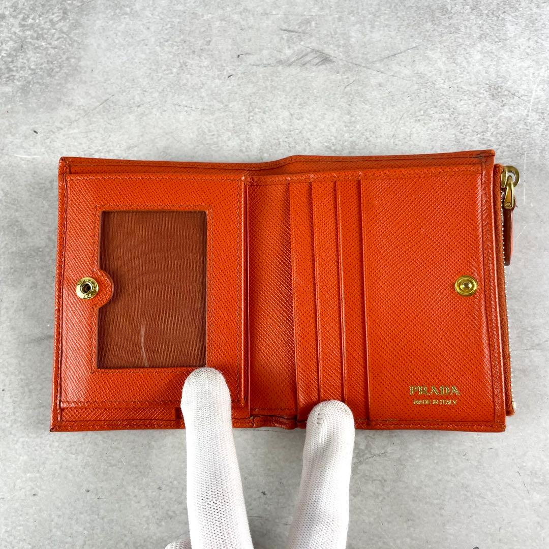 入手困難✨ プラダ 折財布 サフィアーノレザー ロゴプレート オレンジ系