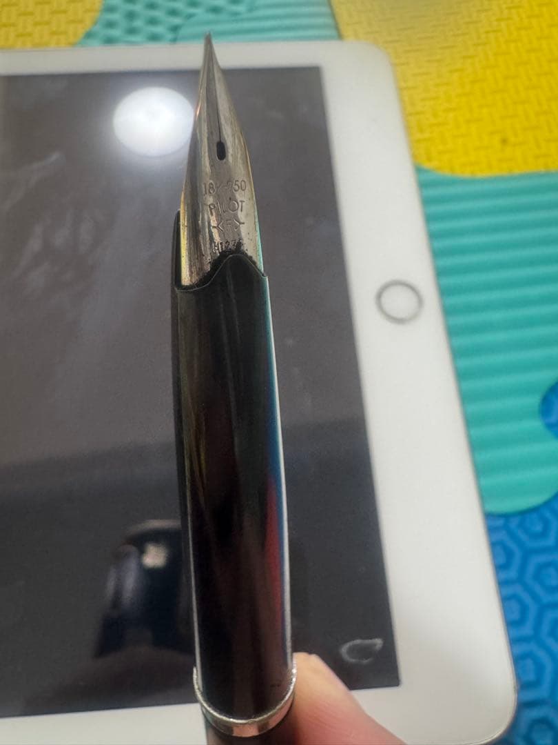 ストライプ模様の黒い万年筆18k