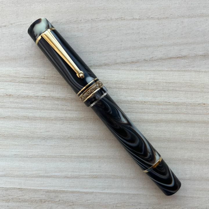 デルタ ドルチェビータ オーロ ピストンフィリング マーブル 限定 万年筆 M