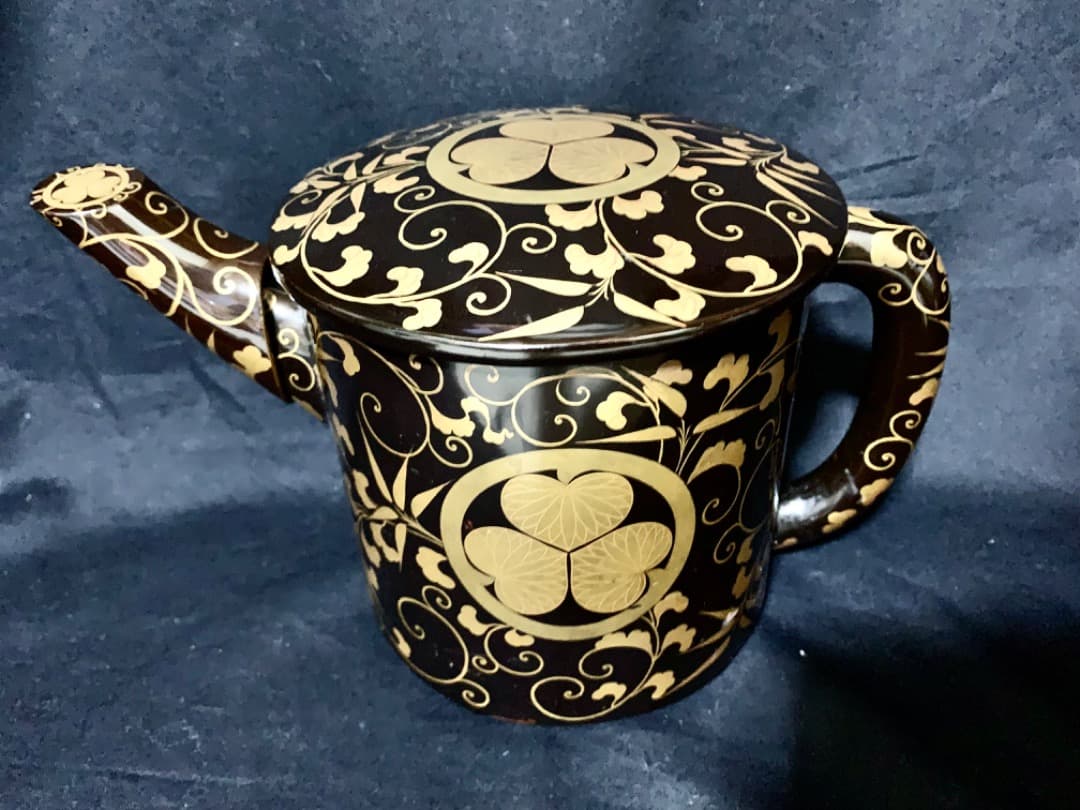 徳川三ツ葉葵紋　金蒔絵水差し