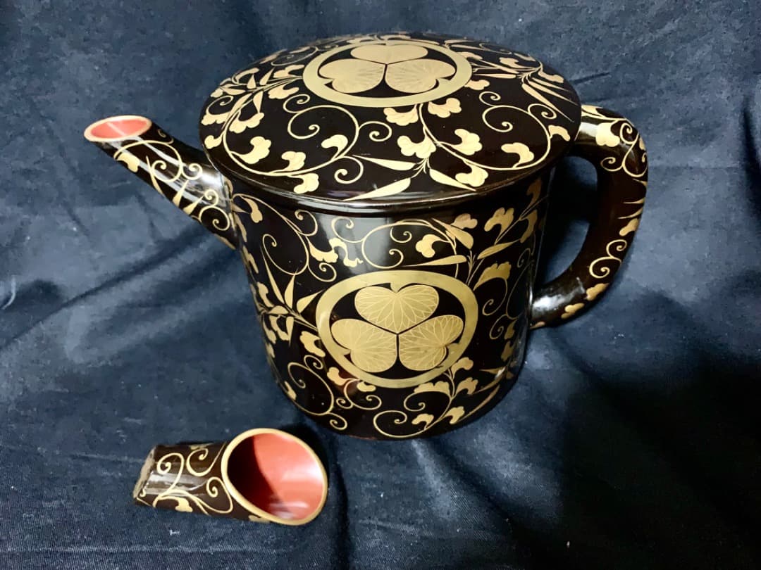 徳川三ツ葉葵紋　金蒔絵水差し