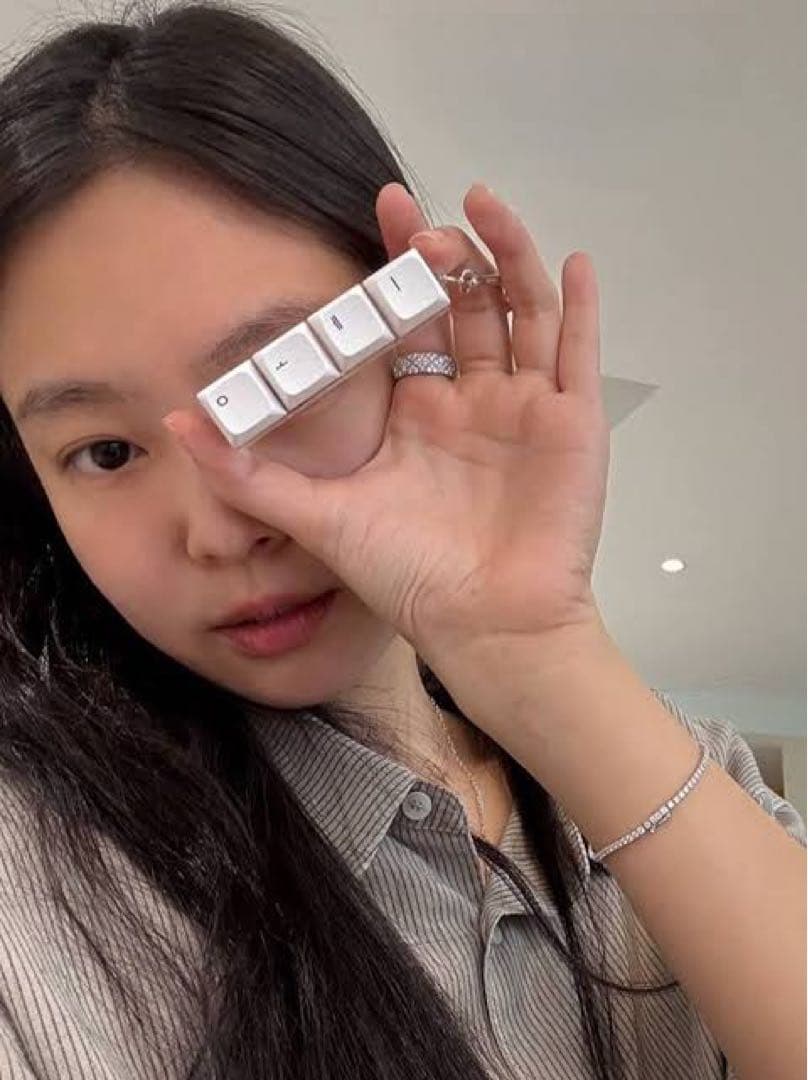 アイドル Jennie Pressable keycap keychain