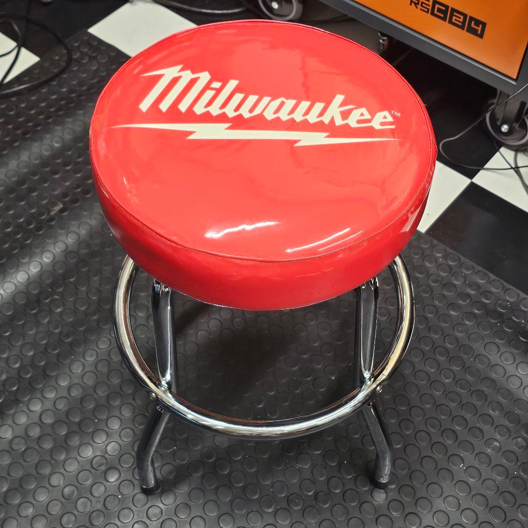 ①ミルウォーキー スツール