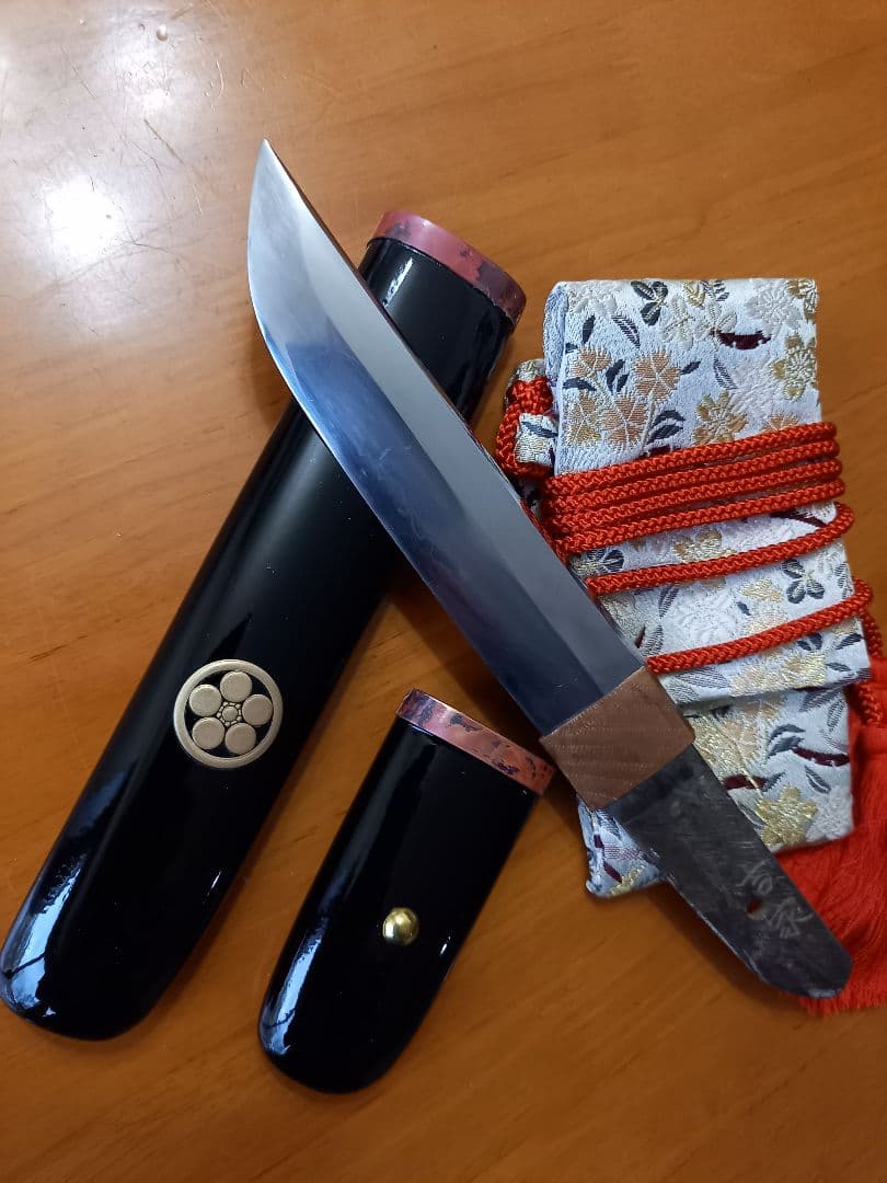 日本刀残欠のクラフト短刀、合法サイズです。刃身の在銘は吉家作です。刃面は綺麗です