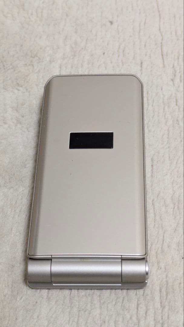 docomo F-41C シルバー折りたたみ式携帯電話