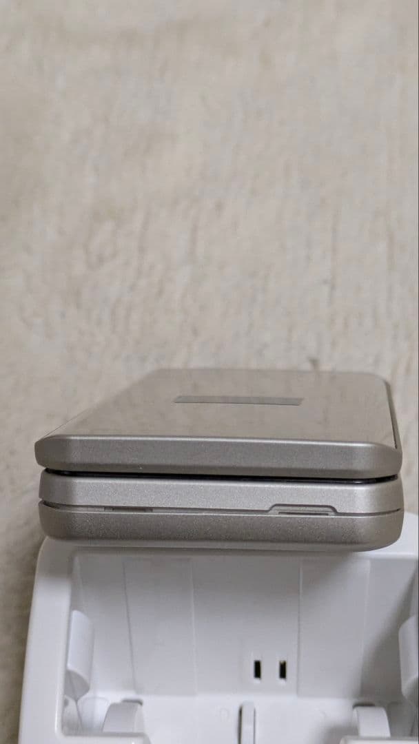 docomo F-41C シルバー折りたたみ式携帯電話