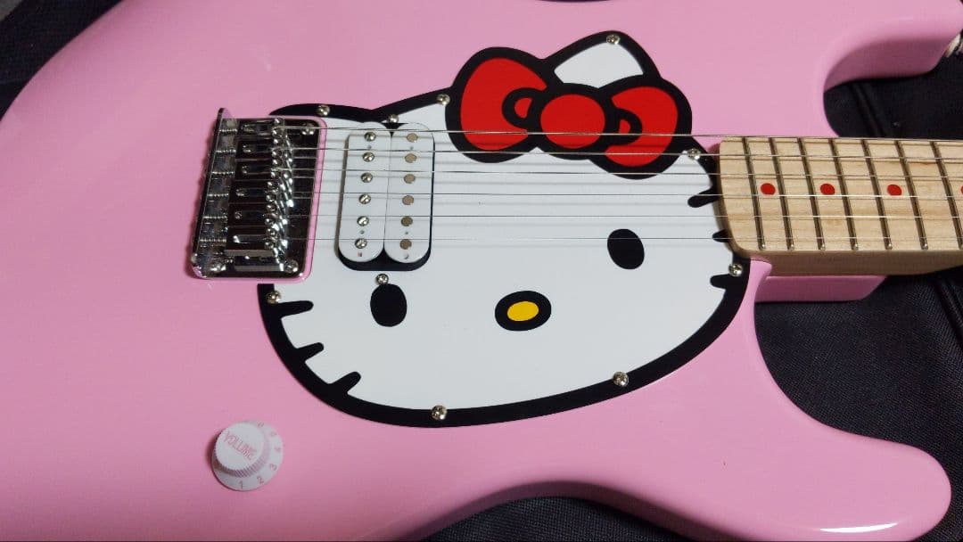 【最終値下げ】ハローキティ　エレキギター Squier ヘッドホンアンプ付