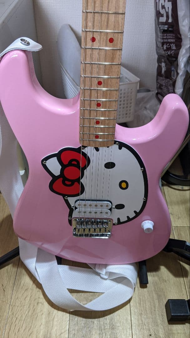 【最終値下げ】ハローキティ　エレキギター Squier ヘッドホンアンプ付