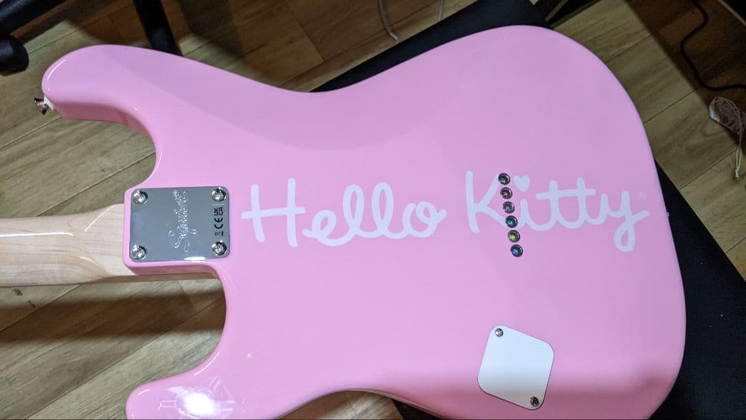 【最終値下げ】ハローキティ　エレキギター Squier ヘッドホンアンプ付