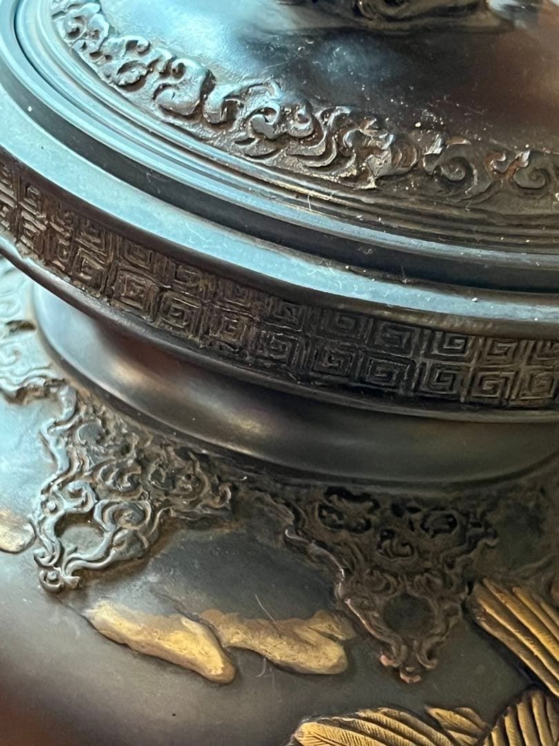 蝋型鋳物　松鷹地紋　香炉 獅子の彫刻付き 台座付き